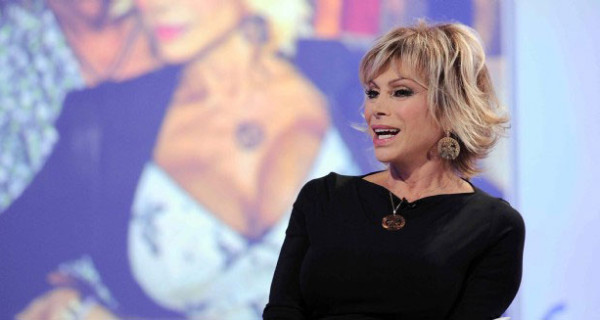 Carmen Russo sarà mamma il giorno di San Valentino Carmen Russo sarà mamma il giorno di San Valentino