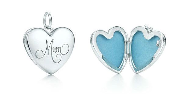 Tiffany & Co, il ciondolo d’argento dedicato alle mamme Tiffany & Co, il ciondolo d’argento dedicato alle mamme