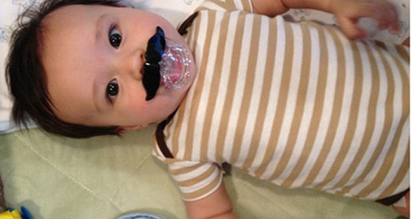 Mustachifier Baby Pacifier: il ciuccio con i baffi per il vostro bebè Mustachifier Baby Pacifier: il ciuccio con i baffi per il vostro bebè