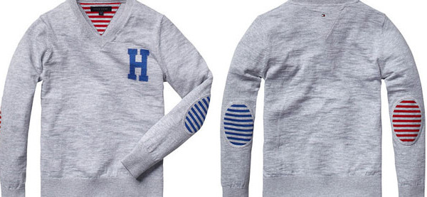 La maglia con scollo a V di Tommy Hilfiger per i bambini alla moda La maglia con scollo a V di Tommy Hilfiger per i bambini alla moda