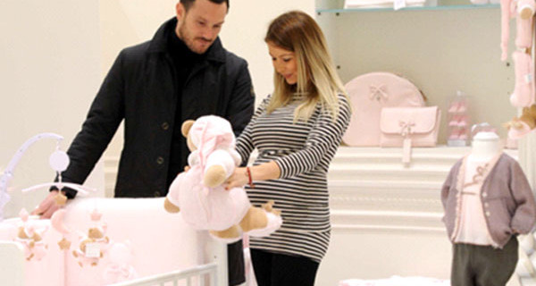 La ballerina Sabrina Ghio in dolce attesa fa shopping per il bebè La ballerina Sabrina Ghio in dolce attesa fa shopping per il bebè