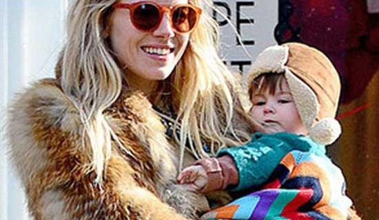 Sienna Miller copre la sua bimba con la coperta Bugaboo di Missoni Sienna Miller copre la sua bimba con la coperta Bugaboo di Missoni