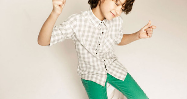 Camicia a quadri e pantaloni stretti colorati, il look firmato Zara Kids Camicia a quadri e pantaloni stretti colorati, il look firmato Zara Kids