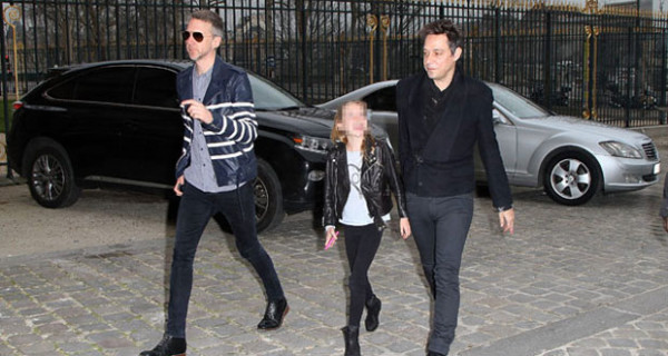Il look di Lila Grace, la figlia di Kate Moss, alla sfilata di Louis Vuitton Il look di Lila Grace, la figlia di Kate Moss, alla sfilata di Louis Vuitton