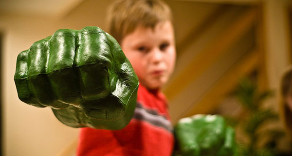 I pugni dell’Incredibile Hulk diventano un giocattolo firmato Hasbro I pugni dell’Incredibile Hulk diventano un giocattolo firmato Hasbro