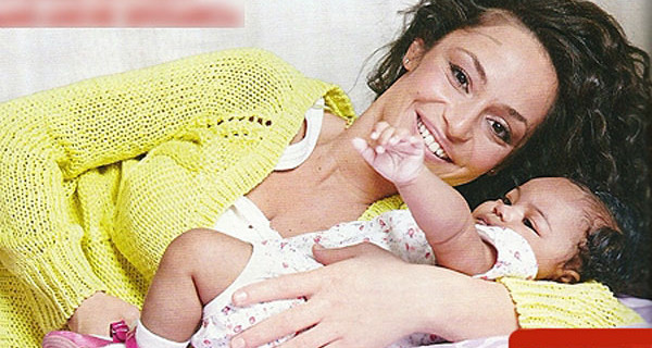 Pia, la figlia di Raffaella Fico e Mario Balotelli, indossa le scarpette da culla di Naturino Pia, la figlia di Raffaella Fico e Mario Balotelli, indossa le scarpette da culla di Naturino