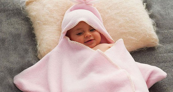 La tuta in pile a forma di stella perfetta per il passeggino, la carrozzina e il seggiolino auto La tuta in pile a forma di stella perfetta per il passeggino, la carrozzina e il seggiolino auto