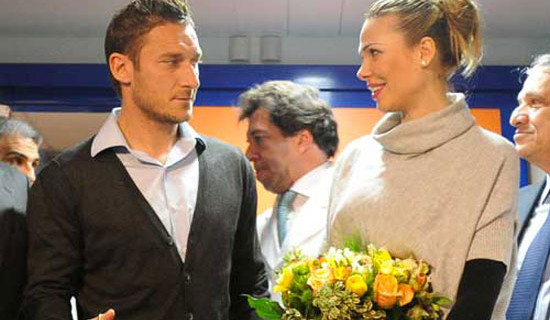 Francesco Totti e Ilary Blasi acclamati dai bimbi del Policlinico Gemelli di Roma Francesco Totti e Ilary Blasi acclamati dai bimbi del Policlinico Gemelli di Roma
