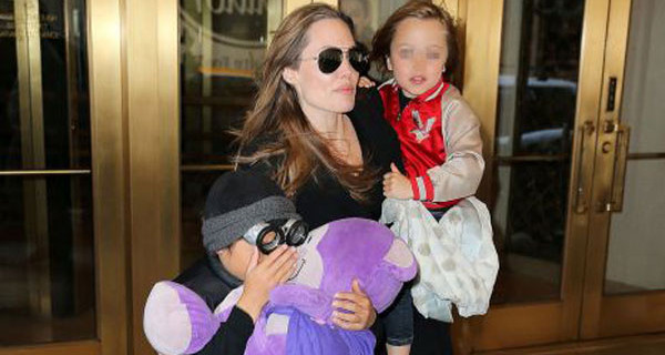 Angelina Jolie a New York fa shopping nei negozi di giocattoli insieme ai suoi figli Angelina Jolie a New York fa shopping nei negozi di giocattoli insieme ai suoi figli