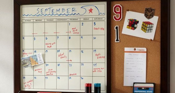 Accessori per la cameretta dei bimbi: bacheca per foto e note e calendario per i promemoria Accessori per la cameretta dei bimbi: bacheca per foto e note e calendario per i promemoria