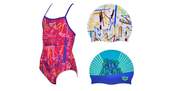 I nuovi costumi Arena per bambini e teenager pieni di colore e scritte pop I nuovi costumi Arena per bambini e teenager pieni di colore e scritte pop