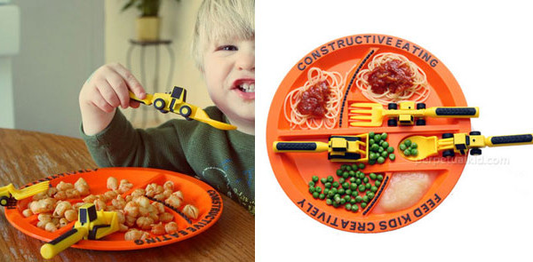 Posate e piatto per far mangiare e giocare i bambini a tavola Posate e piatto per far mangiare e giocare i bambini a tavola
