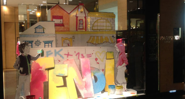 Colori e murales nella vetrina dedicata alla collezione PE 2013 di Fendi Junior Colori e murales nella vetrina dedicata alla collezione PE 2013 di Fendi Junior