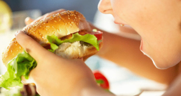 Quoziente intellettivo più basso per i bambini che mangiano al fast food: la ricerca Quoziente intellettivo più basso per i bambini che mangiano al fast food: la ricerca