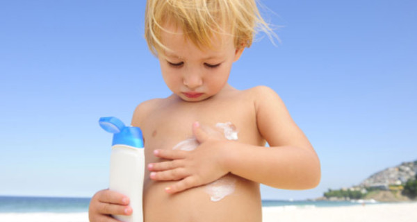 Come curare l’eritema solare sulla pelle dei bambini Come curare l’eritema solare sulla pelle dei bambini