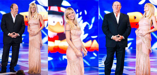 Michelle Hunziker incinta mostra la sua pancia sul palco di Paperissima Michelle Hunziker incinta mostra la sua pancia sul palco di Paperissima