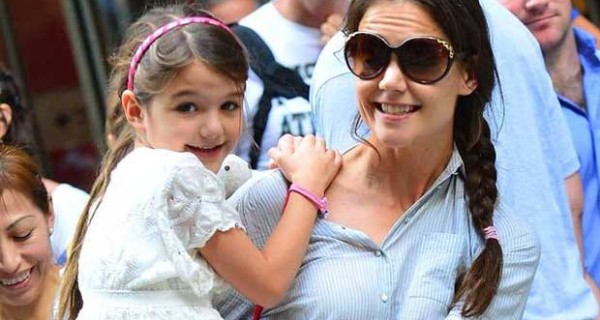 Suri Cruise stilista a 7 anni. Contratto di 1,5 milioni di dollari per la figlia di Tom Cruise Suri Cruise stilista a 7 anni. Contratto di 1,5 milioni di dollari per la figlia di Tom Cruise