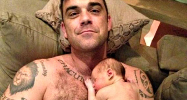 Robbie Williams, dichiarazioni shock su sua figlia: “le comprerò la droga e la proverò con lei” Robbie Williams, dichiarazioni shock su sua figlia: “le comprerò la droga e la proverò con lei”