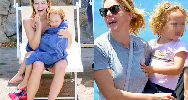 L’attrice Claudia Gerini in vacanza a Ponza con la secondogenita Linda L’attrice Claudia Gerini in vacanza a Ponza con la secondogenita Linda