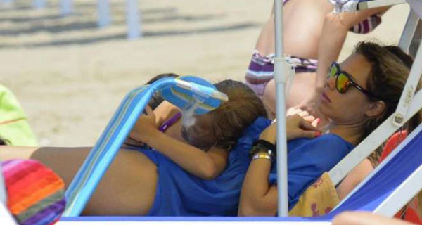 Ilary Blasi in spiaggia con Chanel nasconde le sue forme. E’ incinta? Ilary Blasi in spiaggia con Chanel nasconde le sue forme. E’ incinta?