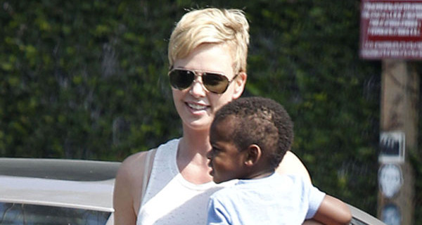 Charlize Theron a spasso con il figlio Jackson Charlize Theron a spasso con il figlio Jackson