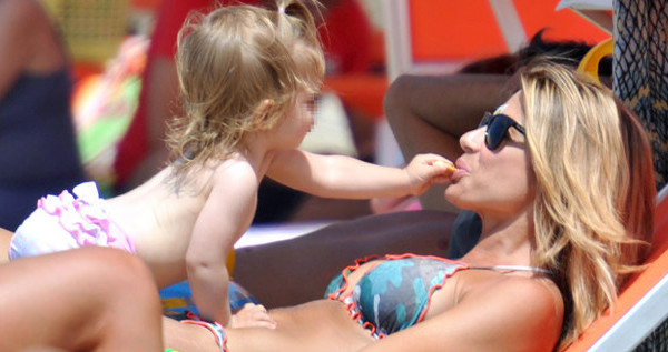 Sole, mare e divertimento per Maddalena Corvaglia e la figlia Sole, mare e divertimento per Maddalena Corvaglia e la figlia