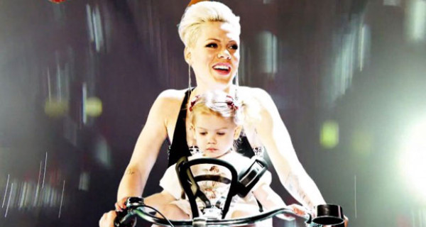 Pink e la figlia Willow nel video di True Love Pink e la figlia Willow nel video di True Love