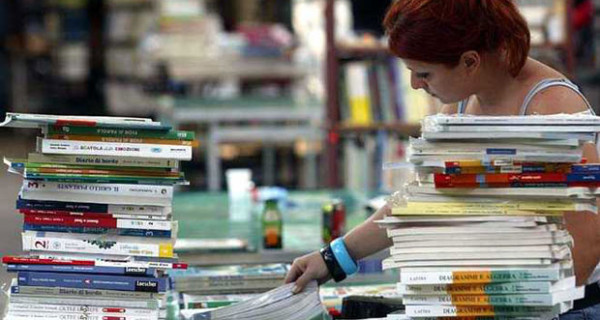 Allarme caro libri: ecco come far fronte all’aumento del prezzo dei libri Allarme caro libri: ecco come far fronte all’aumento del prezzo dei libri