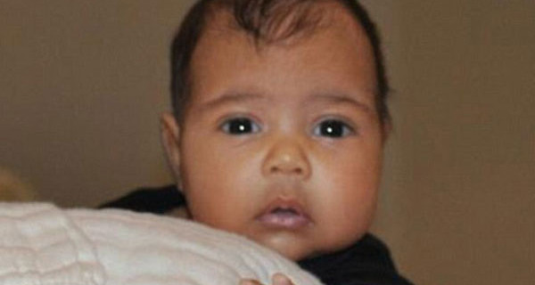La prima foto di North, la figlia di Kim Kardashian e Kanye West La prima foto di North, la figlia di Kim Kardashian e Kanye West