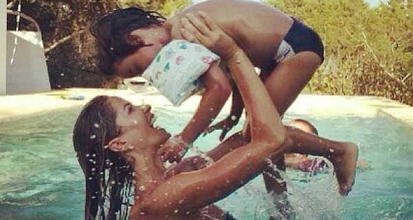Elena Santarelli: mamma e presto moglie. Tutte le foto dell’estate 2013 Elena Santarelli: mamma e presto moglie. Tutte le foto dell’estate 2013