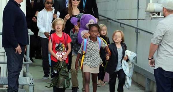 Angelina Jolie sbarca a Sydney con la famiglia: i suoi sei figli accolti come vip Angelina Jolie sbarca a Sydney con la famiglia: i suoi sei figli accolti come vip