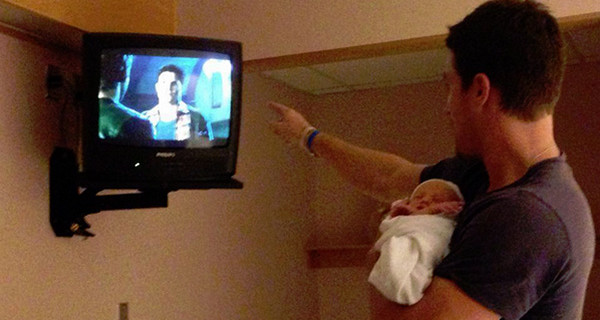 Stephen Amell, protagonista di Arrow, è diventato papà di Mavi Alexandra Jean Stephen Amell, protagonista di Arrow, è diventato papà di Mavi Alexandra Jean