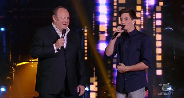 Alessandro Casillo a Io Canto 4. Riassunto sesta puntata: vince la squadra di Flavia Cercato Alessandro Casillo a Io Canto 4. Riassunto sesta puntata: vince la squadra di Flavia Cercato
