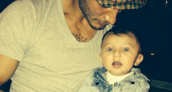 Mentre Belen e Barbara D’Urso litigano, Santiago sorride in braccio a papà Stefano Mentre Belen e Barbara D’Urso litigano, Santiago sorride in braccio a papà Stefano