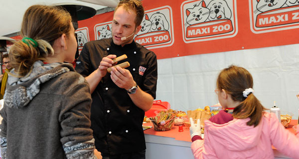Simone Rugiati insegna ai bambini a cucinare per i propri animali. L’evento di Milano Simone Rugiati insegna ai bambini a cucinare per i propri animali. L’evento di Milano