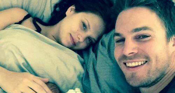 Stephen Amell papà felice insieme alla piccola Mavi e alla compagna Cassandra Stephen Amell papà felice insieme alla piccola Mavi e alla compagna Cassandra