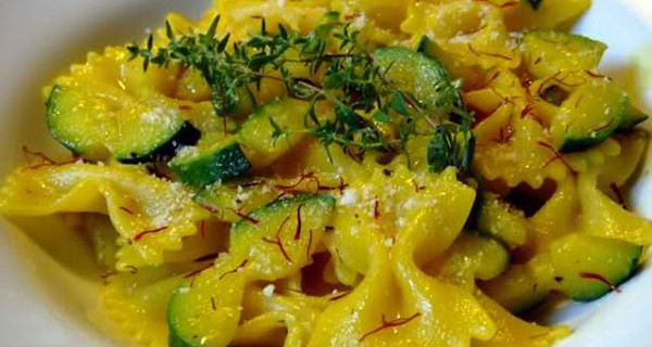 Farfalle con zucchine e dolce crema di formaggio: la ricetta per un primo piatto gustoso Farfalle con zucchine e dolce crema di formaggio: la ricetta per un primo piatto gustoso