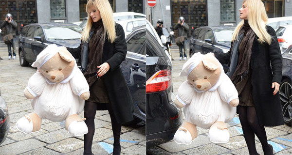 Michelle Hunziker neo mamma: eccola insieme a Puccio, il peluche per Sole Michelle Hunziker neo mamma: eccola insieme a Puccio, il peluche per Sole