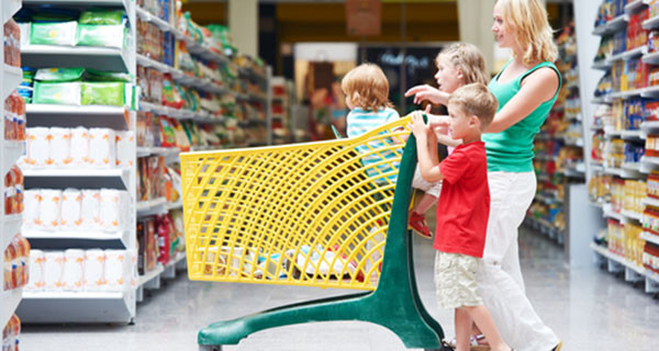 Ecco dei trucchi per insegnare ai bambini a fare la spesa Ecco dei trucchi per insegnare ai bambini a fare la spesa