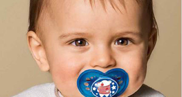 Succhietti natalizi: ecco quelli di MAM personalizzati con renne e Babbo Natale Succhietti natalizi: ecco quelli di MAM personalizzati con renne e Babbo Natale