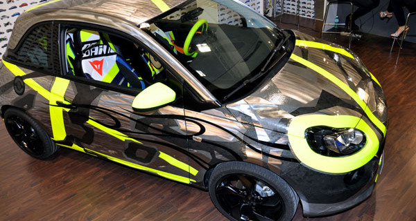 Valentino Rossi, Opel Adam e Dainese insieme per aiutare i bambini Valentino Rossi, Opel Adam e Dainese insieme per aiutare i bambini