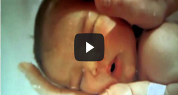 Il video che sta commuovendo il web: il piccolino che si addormenta mentre fa il bagnetto Il video che sta commuovendo il web: il piccolino che si addormenta mentre fa il bagnetto