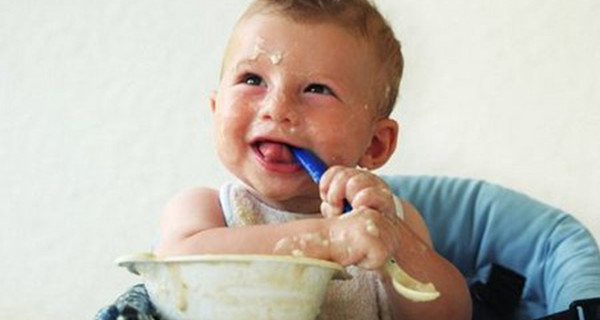 I vostri bimbi combinano disastri mentre mangiano? Probabilmente parleranno prestissimo I vostri bimbi combinano disastri mentre mangiano? Probabilmente parleranno prestissimo