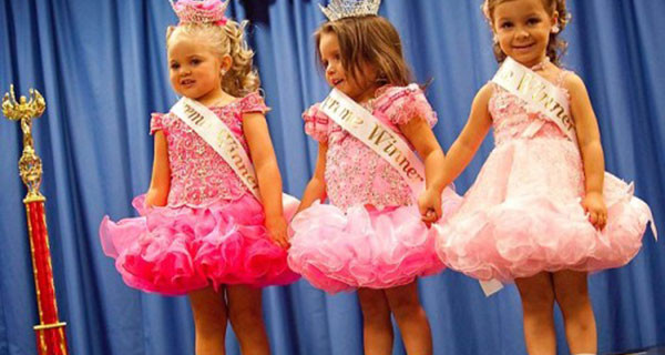 A Parigi eletta Mini Miss Francia: è polemica A Parigi eletta Mini Miss Francia: è polemica