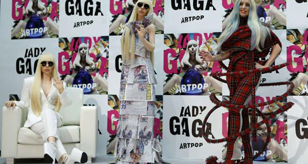 Lady Gaga diventa una bambola: ecco le sue Gagadolls a grandezza naturale Lady Gaga diventa una bambola: ecco le sue Gagadolls a grandezza naturale