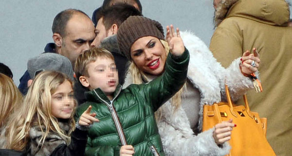 Ilary Blasi bellissima allo stadio con i figli Cristian e Chanel per vedere papà Francesco Totti Ilary Blasi bellissima allo stadio con i figli Cristian e Chanel per vedere papà Francesco Totti