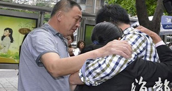 Rapito 23 anni fa in Cina, ritrova i suoi genitori grazie a Google Maps Rapito 23 anni fa in Cina, ritrova i suoi genitori grazie a Google Maps