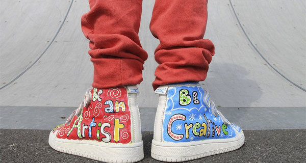 Monkies presenta le scarpe per bambino che si possono colorare con i pennarelli Monkies presenta le scarpe per bambino che si possono colorare con i pennarelli