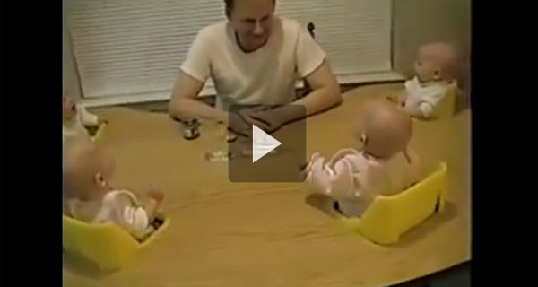 Video divertentissimo: i quattro gemellini che ridono di gusto grazie al loro papà Video divertentissimo: i quattro gemellini che ridono di gusto grazie al loro papà
