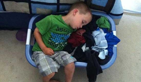 Ecco il book del bambino che riesce ad addormentarsi ovunque Ecco il book del bambino che riesce ad addormentarsi ovunque